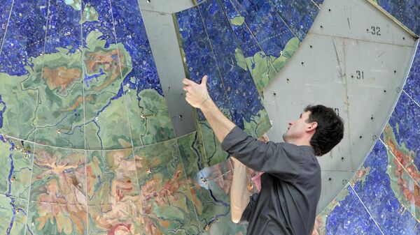 Restoration worker mounts a piece of the unique precious stone mosaic map of the Soviet Union for an exhibition. October 2011. - Sputnik International