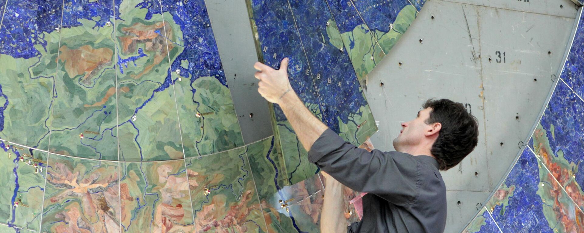 Restoration worker mounts a piece of the unique precious stone mosaic map of the Soviet Union for an exhibition. October 2011. - Sputnik International, 1920, 06.09.2024