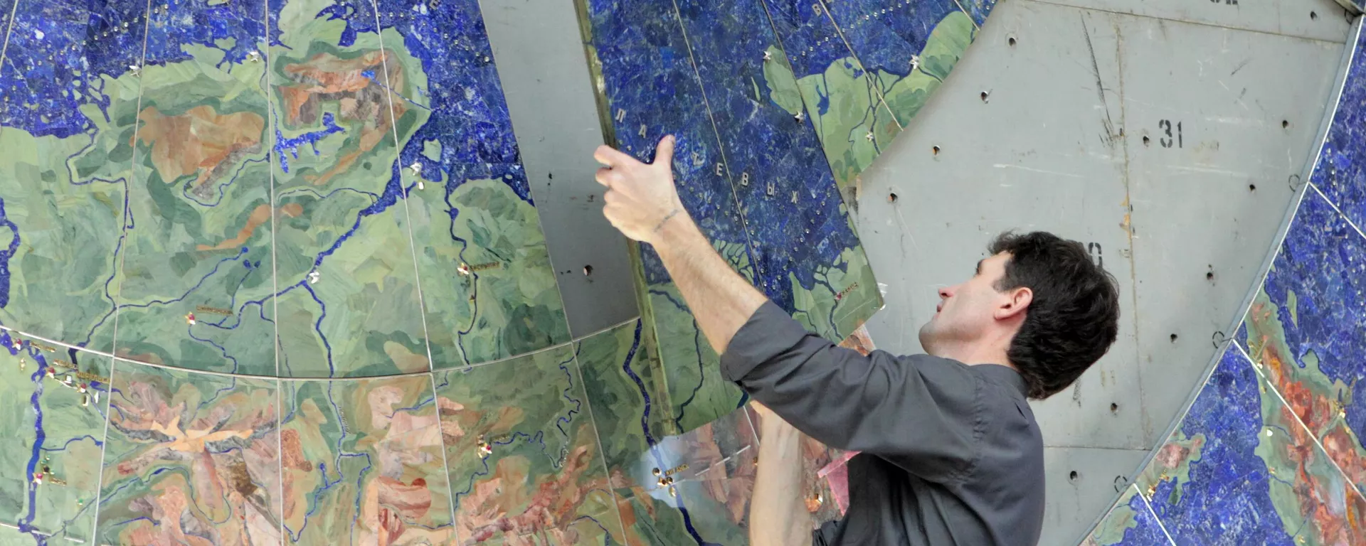 Restoration worker mounts a piece of the unique precious stone mosaic map of the Soviet Union for an exhibition. October 2011. Restoration worker mounts a piece of the unique precious stone mosaic map of the Soviet Union for an exhibition. October 2011. - Sputnik International, 1920, 06.09.2024