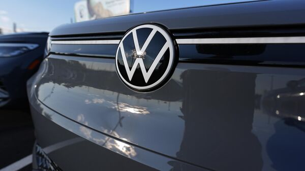 The company logo graces the front of an unsold 2024 electric ID4 utility vehicle Sunday, July 28, 2024, at a Volkswagen dealership in Denver.  - Sputnik International