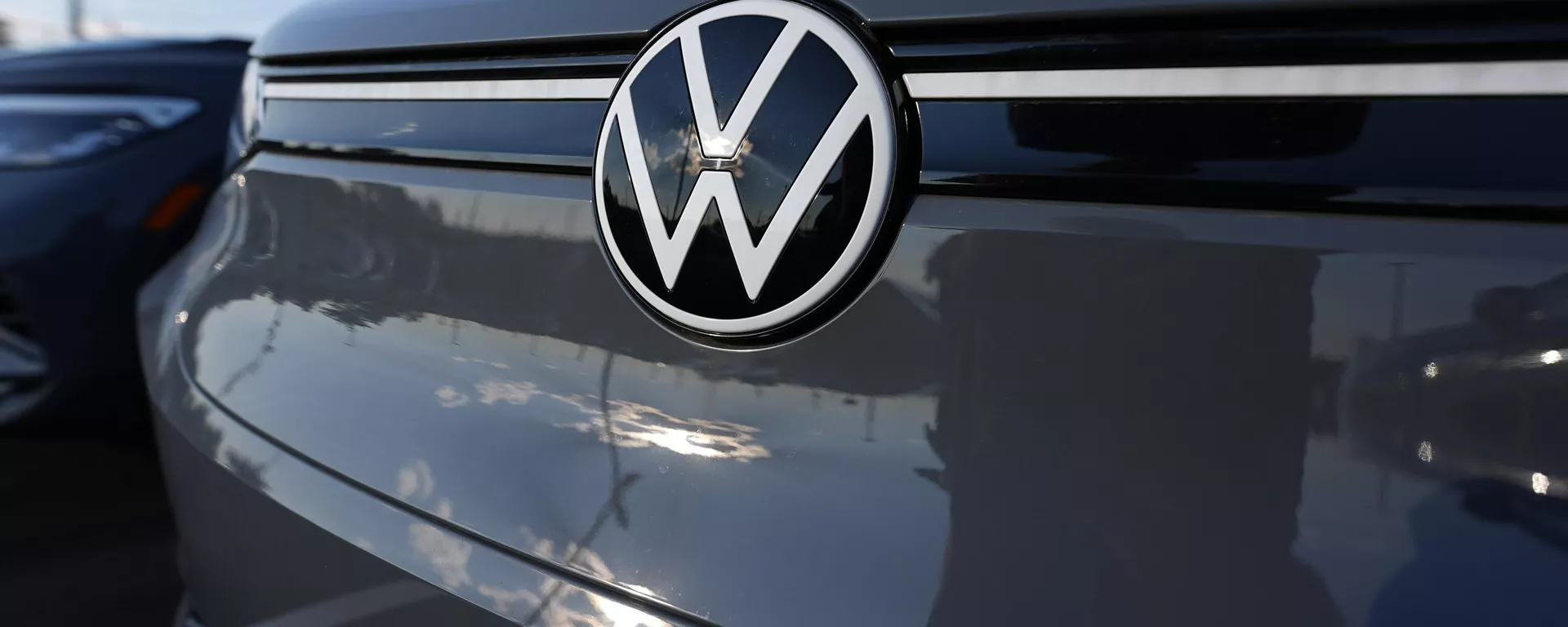 The company logo graces the front of an unsold 2024 electric ID4 utility vehicle Sunday, July 28, 2024, at a Volkswagen dealership in Denver.  - Sputnik International, 1920, 06.09.2024