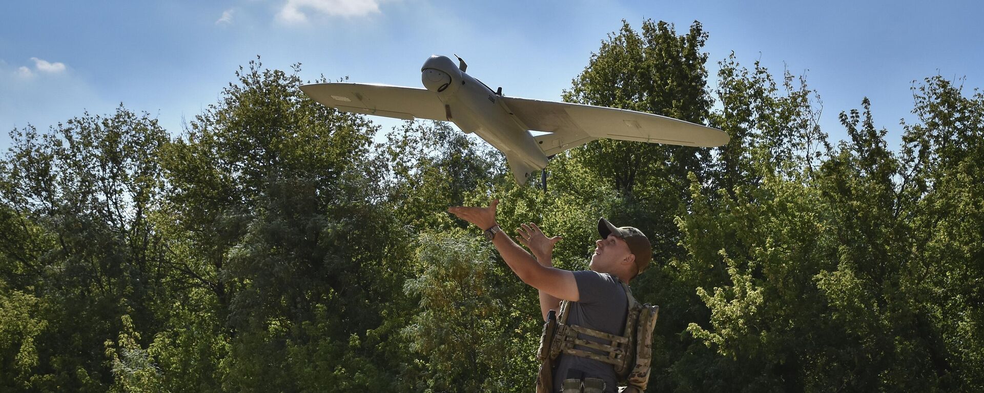 A soldier of Ukraine's National Guard 15th Brigade launches a reconnaissance drone. File photo  - Sputnik International, 1920, 07.09.2024