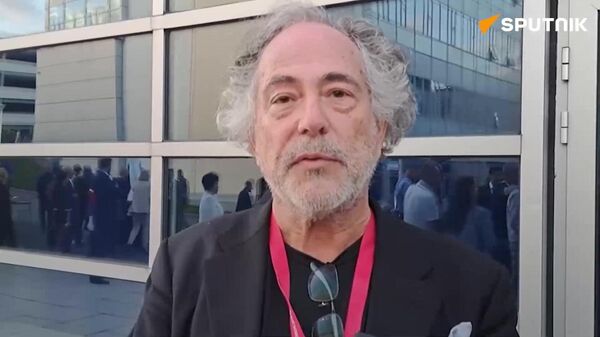 Pepe Escobar speaking  - Sputnik International