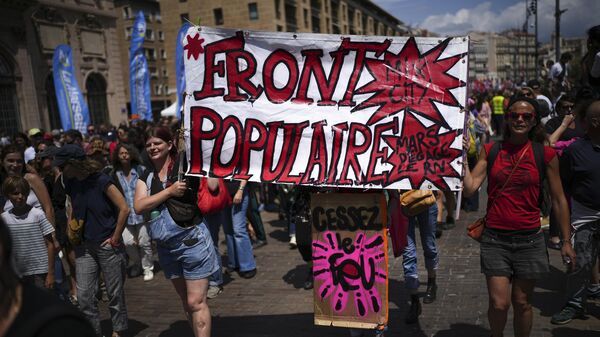 Protesters march with a banner that reads Popular Front, during a demonstration in Marseille, southern France, Saturday, June 15, 2024. - Sputnik International