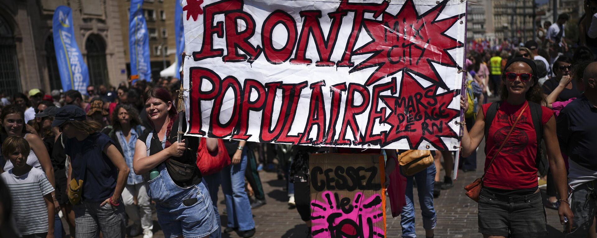 Protesters march with a banner that reads Popular Front, during a demonstration in Marseille, southern France, Saturday, June 15, 2024. - Sputnik International, 1920, 07.09.2024