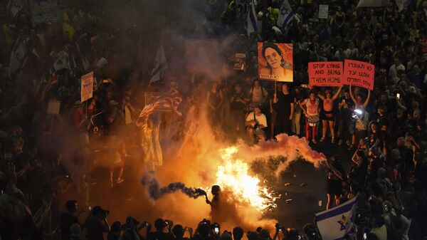 People protest against Prime Minister Benjamin Netanyahu's government and call for the release of hostages held in the Gaza Strip by the Hamas militant group, in Tel Aviv, Israel, Saturday, Sept. 7, 2024. (AP Photo/Ariel Schalit) - Sputnik International