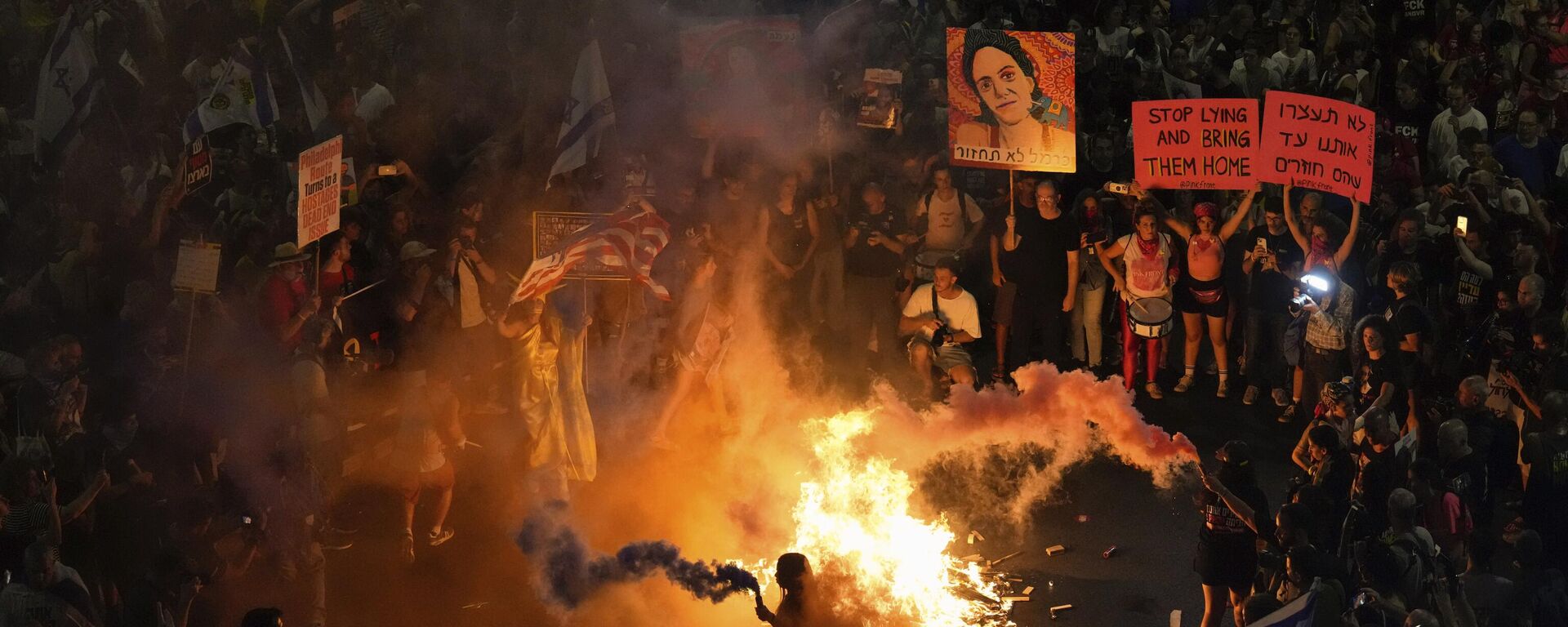 People protest against Prime Minister Benjamin Netanyahu's government and call for the release of hostages held in the Gaza Strip by the Hamas militant group, in Tel Aviv, Israel, Saturday, Sept. 7, 2024. (AP Photo/Ariel Schalit) - Sputnik International, 1920, 07.09.2024