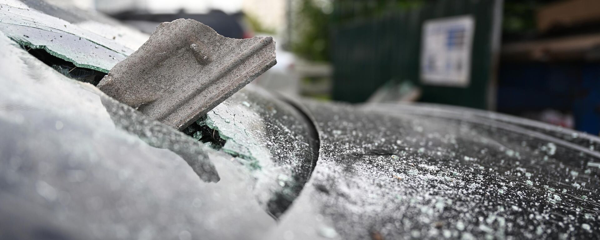 A view shows a damaged car following a reported drone attack in Krasnogorsk outside Moscow, Russia. - Sputnik International, 1920, 10.09.2024