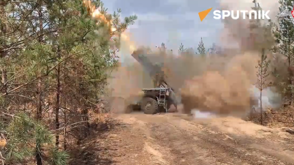 Watch Russian Uragan MLRS hammer Ukrainian positions - Sputnik International