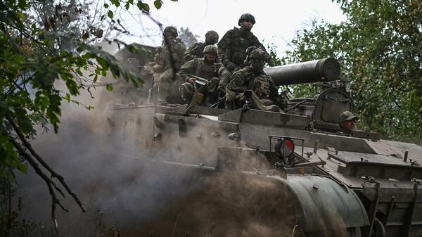 Russian servicemen of the 17th Guards Artillery Brigade of the 3rd Army Corps ride a 2S4 Tyulpan (Tulip) self-propelled heavy mortar in the course of Russia's military operation in Ukraine, in Russia - Sputnik International