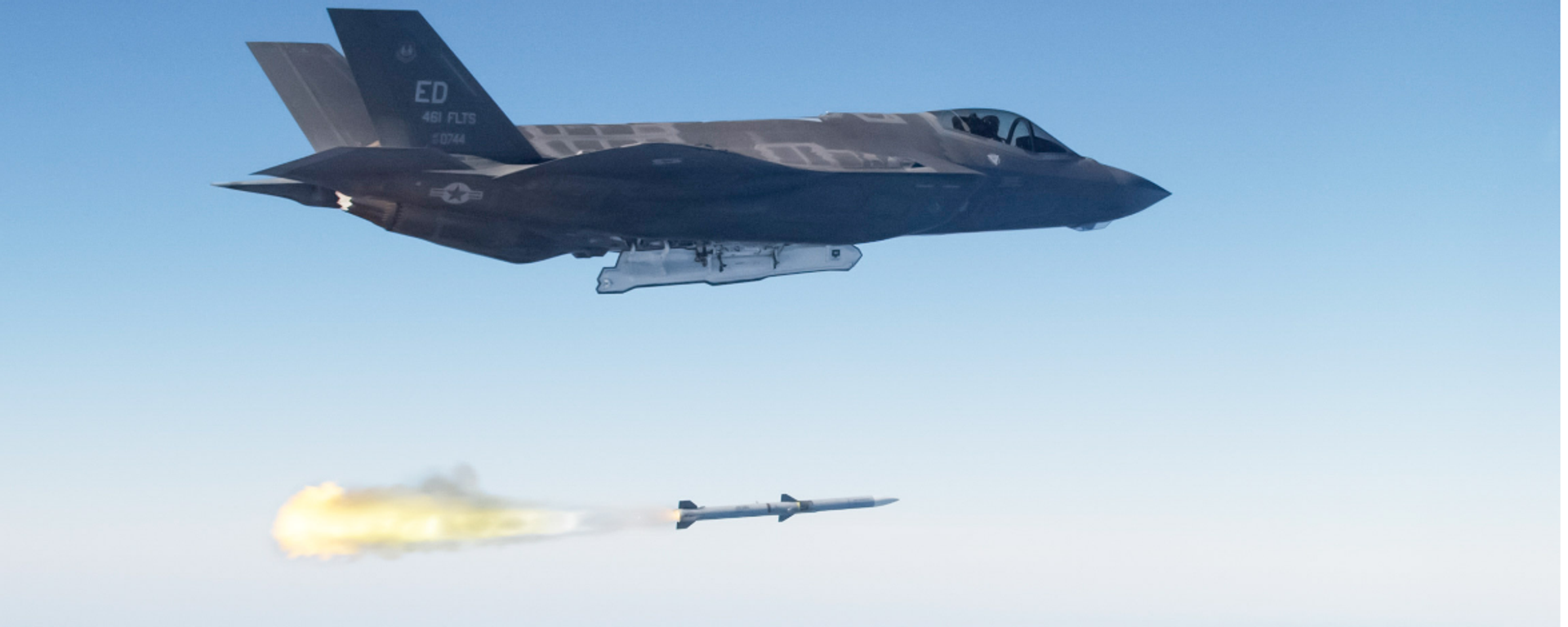 Screenshot of an image showing An F-35 Lightning II launching an AIM-120 advanced medium range air-to-air missile (AMRAAM).  - Sputnik International, 1920, 01.06.2025