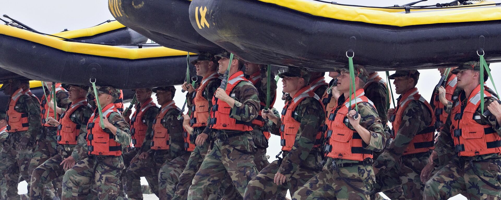 FILE - In this May 14, 2009 file photo, Navy SEAL trainees carry inflatable boats at the Naval Amphibious Base Coronado in Coronado, Calif. - Sputnik International, 1920, 12.09.2024