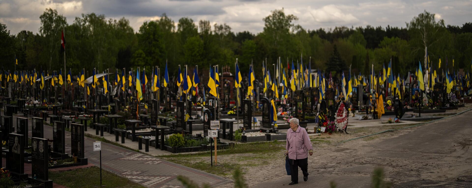 A woman walks past the tombs of Ukrainian soldiers killed during the US proxy war against Russia, at Lisove cemetery in Kiev, Ukraine, Tuesday, April 23, 2024 - Sputnik International, 1920, 04.12.2024