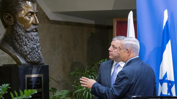 Israeli Prime Minister Benjamin Netanyahu, right and his Georgian counterpart Giorgi Kvirikashvili look at a bust of Theodor Herzl during a press conference  at the prime minister's office in Jerusalem, Monday, July 24, 2017. (Jack Guez, Pool via AP) - Sputnik International