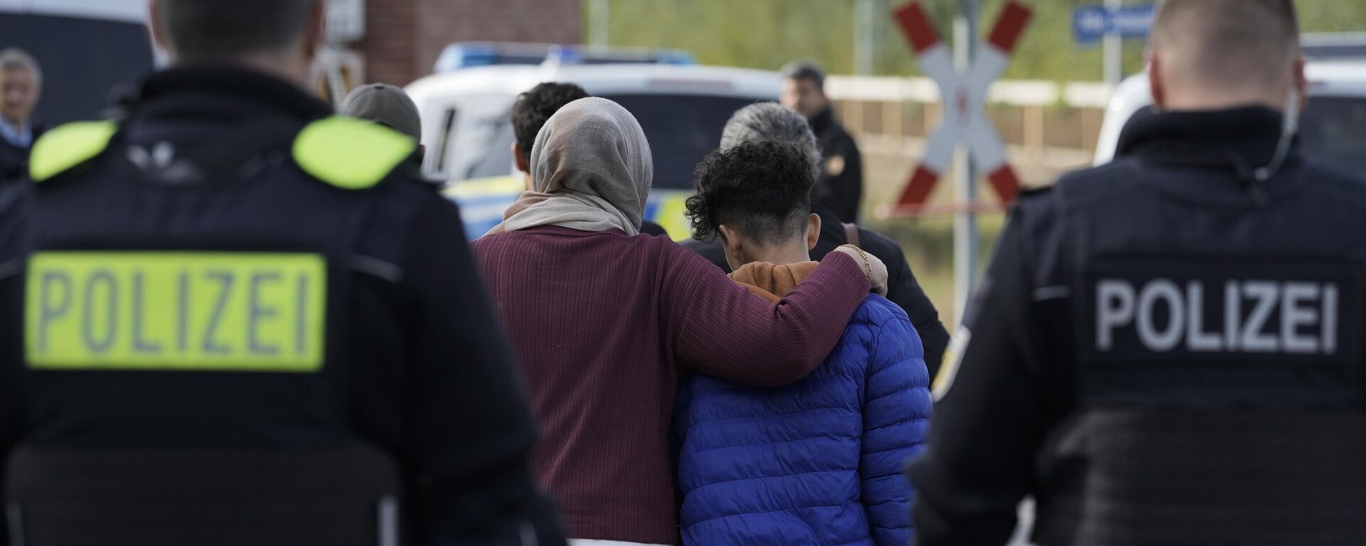 Illegal migrants tracked down by a Federal Police patrol southeast of Berlin, Germany, Wednesday, Oct. 11, 2023. - Sputnik International, 1920, 06.04.2025