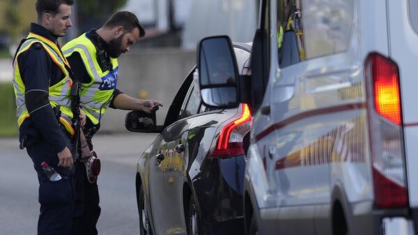 German federal police officers check cars at the Austrian-German border crossing point in Kiefersfelden, Germany, Monday, Oct. 9, 2023 - Sputnik International