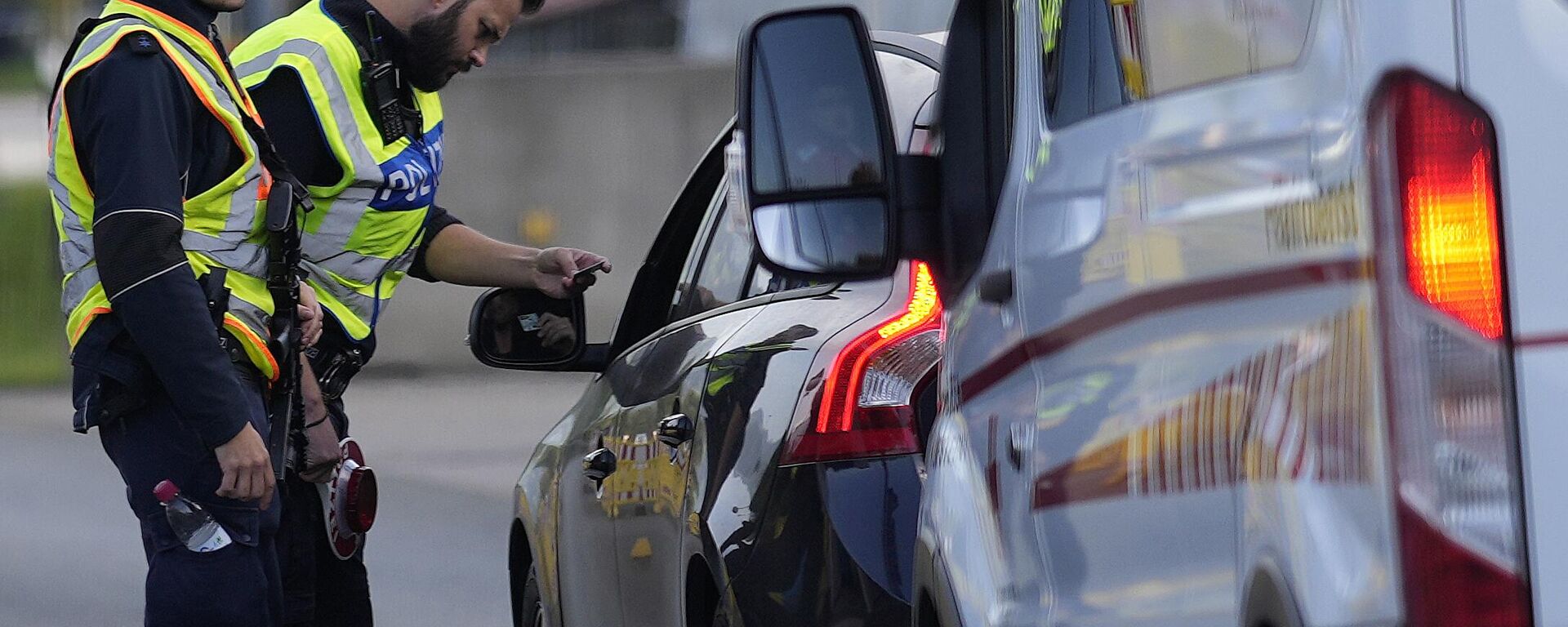 German federal police officers check cars at the Austrian-German border crossing point in Kiefersfelden, Germany, Monday, Oct. 9, 2023 - Sputnik International, 1920, 13.09.2024