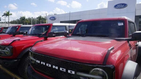 Ford Broncos line the the front of Gus Machado's Ford dealership, Monday, Jan. 23, 2023, in Hialeah, Fla. - Sputnik International