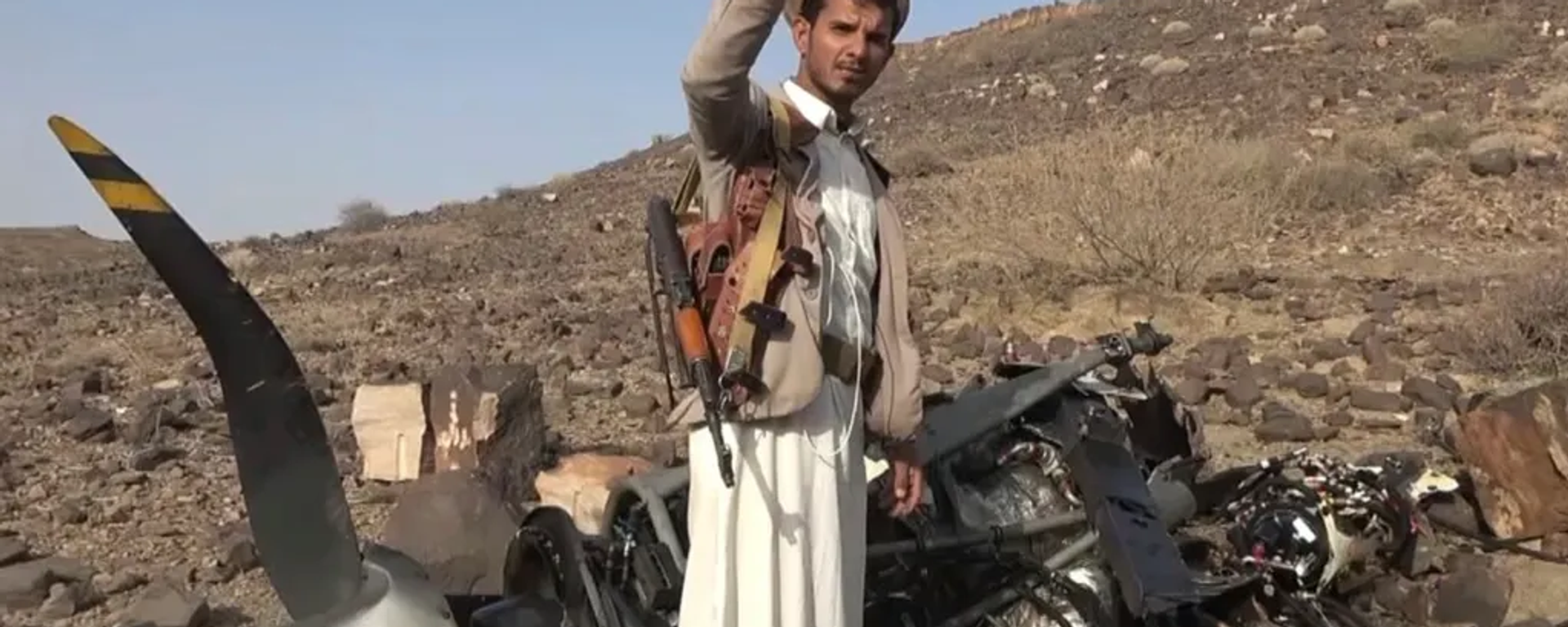 Houthi fighter poses in front of wreckage of US military MQ-9 Reaper drone shot down over Yemen. File photo. - Sputnik International, 1920, 14.09.2024