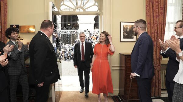 Newly elected Prime Minister Keir Starmer with his wife Victoria Starmer enter his official London residence at No 10 Downing Street for the first time after the Labour Party won a landslide victory at the 2024 General Election, Friday July 5, 2024 - Sputnik International