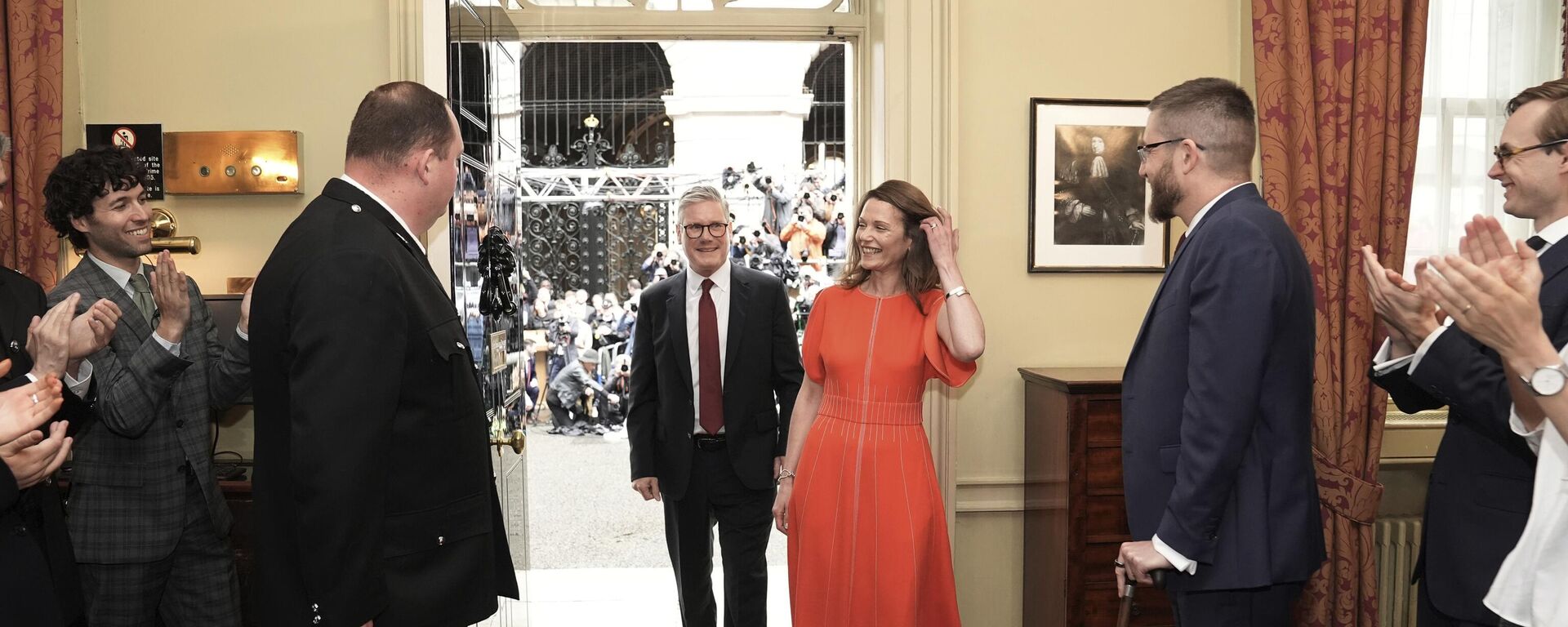 Newly elected Prime Minister Keir Starmer with his wife Victoria Starmer enter his official London residence at No 10 Downing Street for the first time after the Labour Party won a landslide victory at the 2024 General Election, Friday July 5, 2024 - Sputnik International, 1920, 15.09.2024