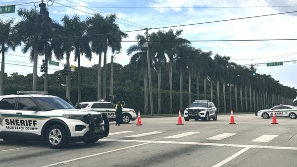 Sheriff vehicles are pictured near Trump International Golf Club, Sunday. Sept. 15, 2024, in West Palm Beach, Fla., after gunshots were reported in the vicinity of Republican presidential candidate former President Donald Trump. (AP Photo/Stephanie Matat) - Sputnik International