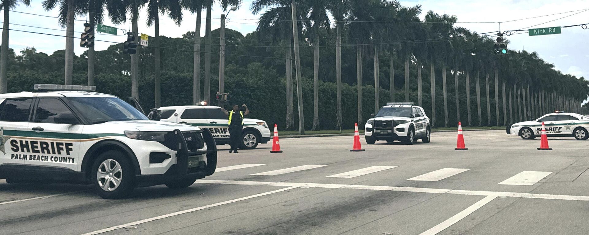 Sheriff vehicles are pictured near Trump International Golf Club, Sunday. Sept. 15, 2024, in West Palm Beach, Fla., after gunshots were reported in the vicinity of Republican presidential candidate former President Donald Trump. (AP Photo/Stephanie Matat) - Sputnik International, 1920, 15.09.2024