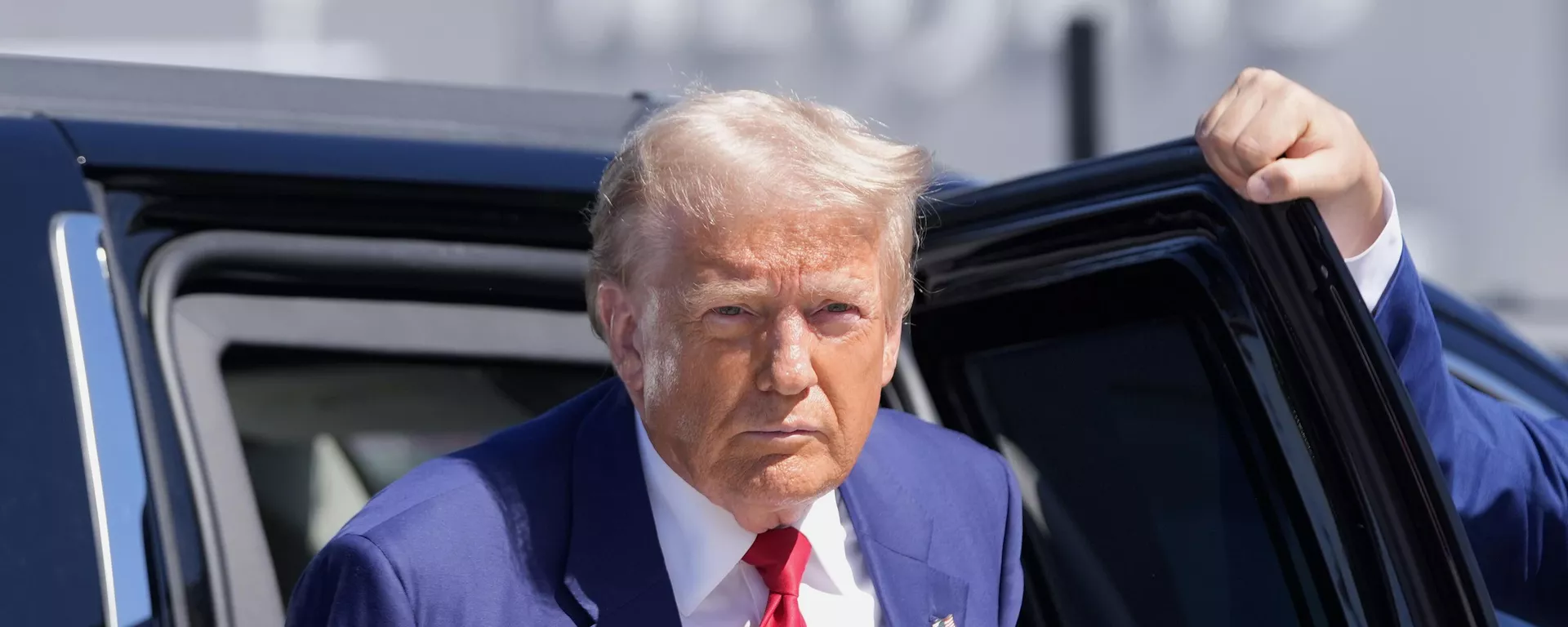 Republican presidential nominee former President Donald Trump arrives at Harry Reid International Airport to board a plane after a campaign trip, Saturday, Sept.14, 2024, in Las Vegas.  - Sputnik International, 1920, 01.11.2024