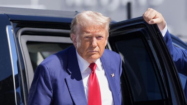 Republican presidential nominee former President Donald Trump arrives at Harry Reid International Airport to board a plane after a campaign trip, Saturday, Sept.14, 2024, in Las Vegas.  - Sputnik International