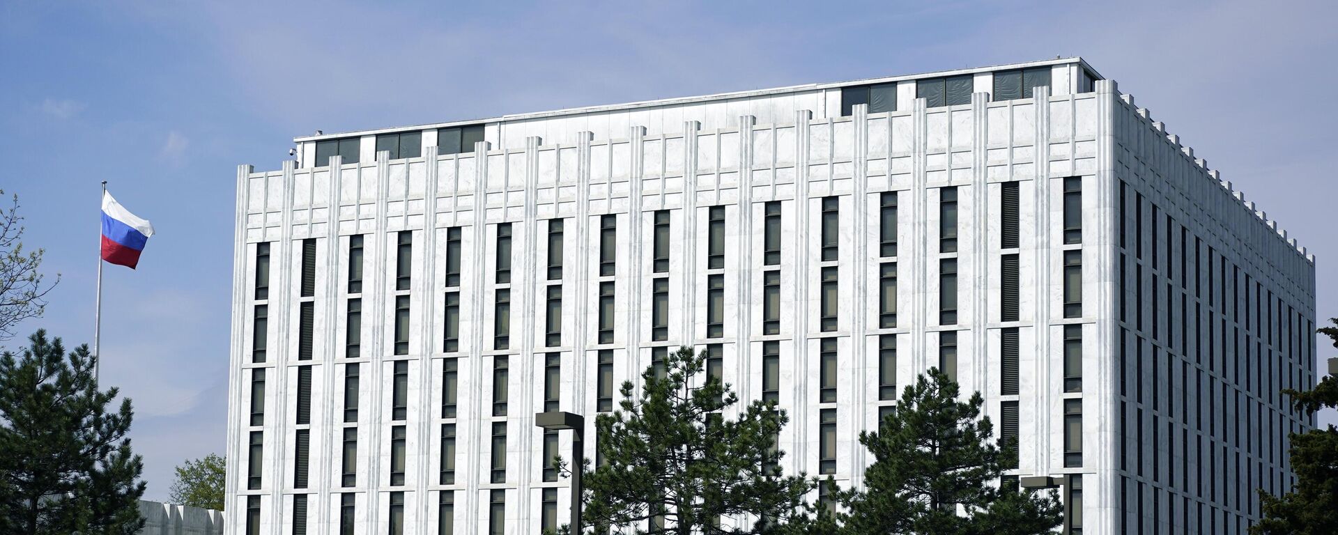 The Russian flag flies on the grounds of the Embassy of the Russian Federation in Washington, April 15, 2021. - Sputnik International, 1920, 17.09.2024