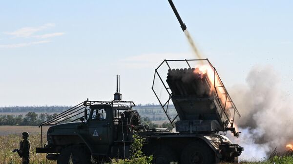 Russian servicemen of the Battlegroup Tsentr fire a BM-21 Grad multiple rocket launcher at Ukrainian positions amid Russia's military operation in Ukraine, in the Avdeyevka sector of the frontline, Russia. - Sputnik International