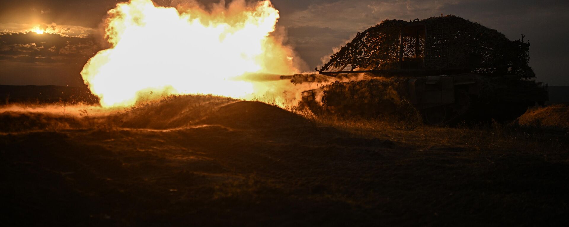 Russian servicemen fire a T-72 B3M tank during a combat training amid Russia's military operation - Sputnik International, 1920, 17.09.2024