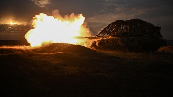 Russian servicemen fire a T-72 B3M tank during a combat training amid Russia's military operation - Sputnik International