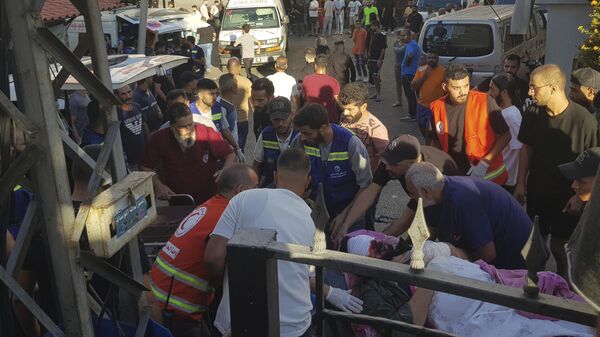 Civil Defense first-responders carry a man who was wounded after his handheld pager exploded, in the southern port city of Sidon, Lebanon, Tuesday, Sept. 17, 2024. - Sputnik International