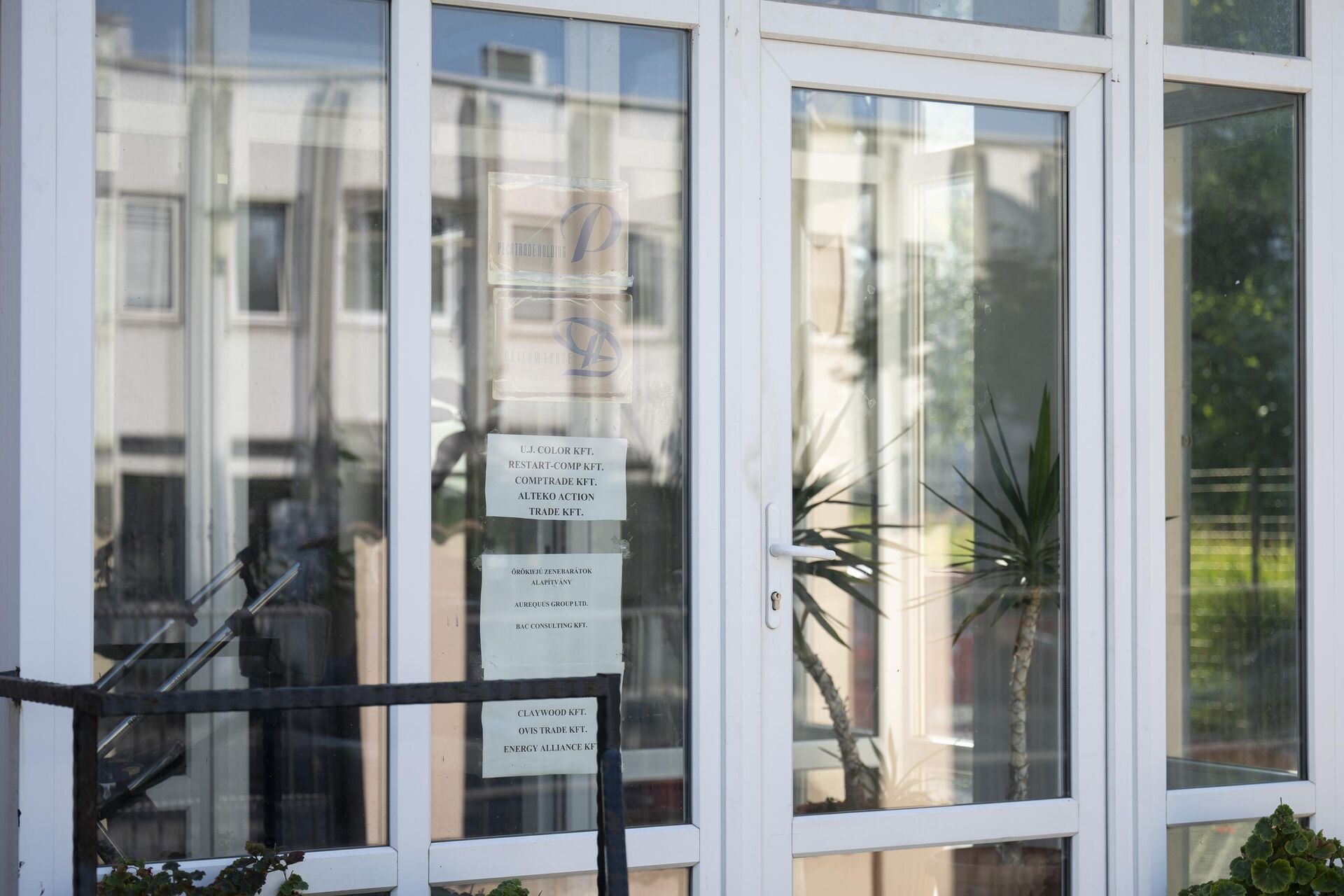 A sign featuring the names of several companies on the door of a house where a Hungarian company that allegedly manufactured pagers that exploded in Lebanon is headquartered in Budapest. - Sputnik International, 1920, 20.09.2024