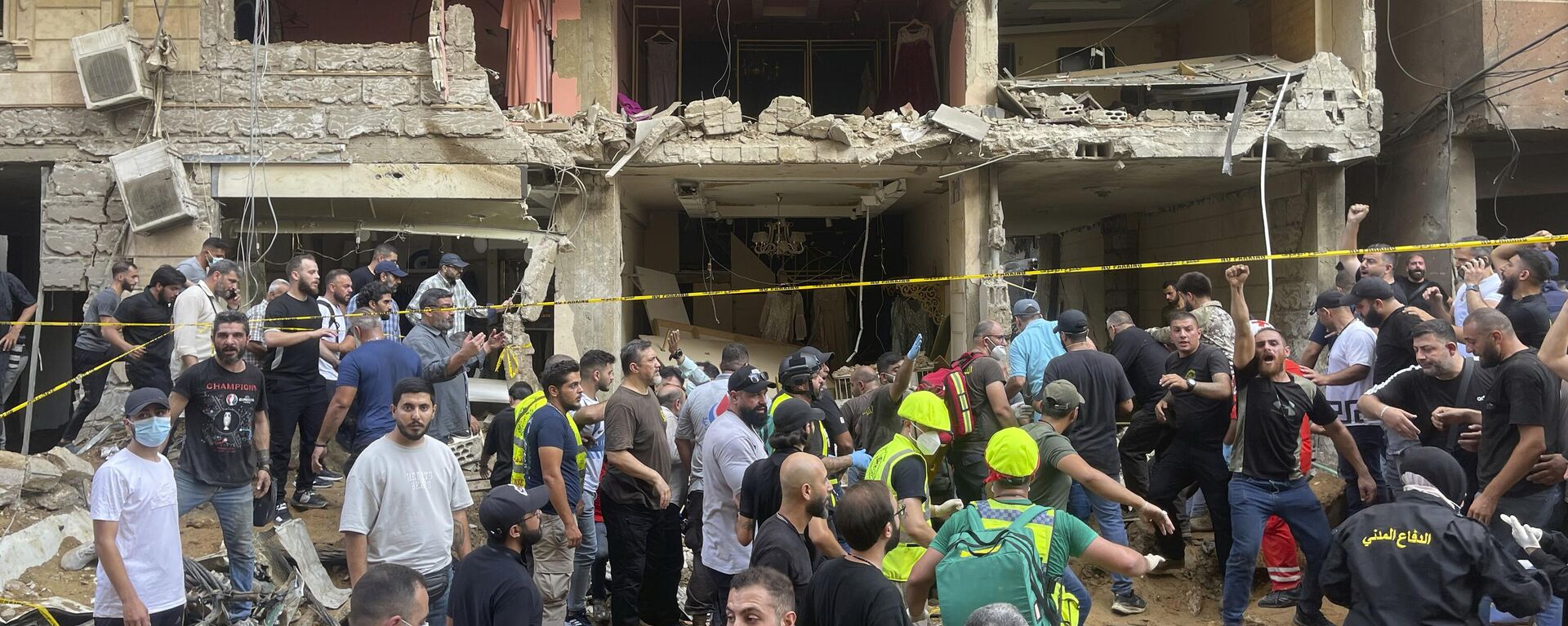 People gather near a damaged building at the scene of an Israeli missile strike in the southern suburbs of Beirut - Sputnik International, 1920, 20.09.2024