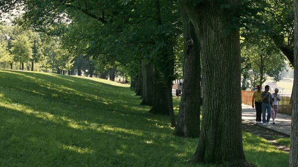 In this June 17, 2008 file photo, people walk near a sloping levee near the National Mall in Washington. Built on swamp land with almost no natural barriers against high water, the District of Columbia is under the constant threat of flooding - Sputnik International