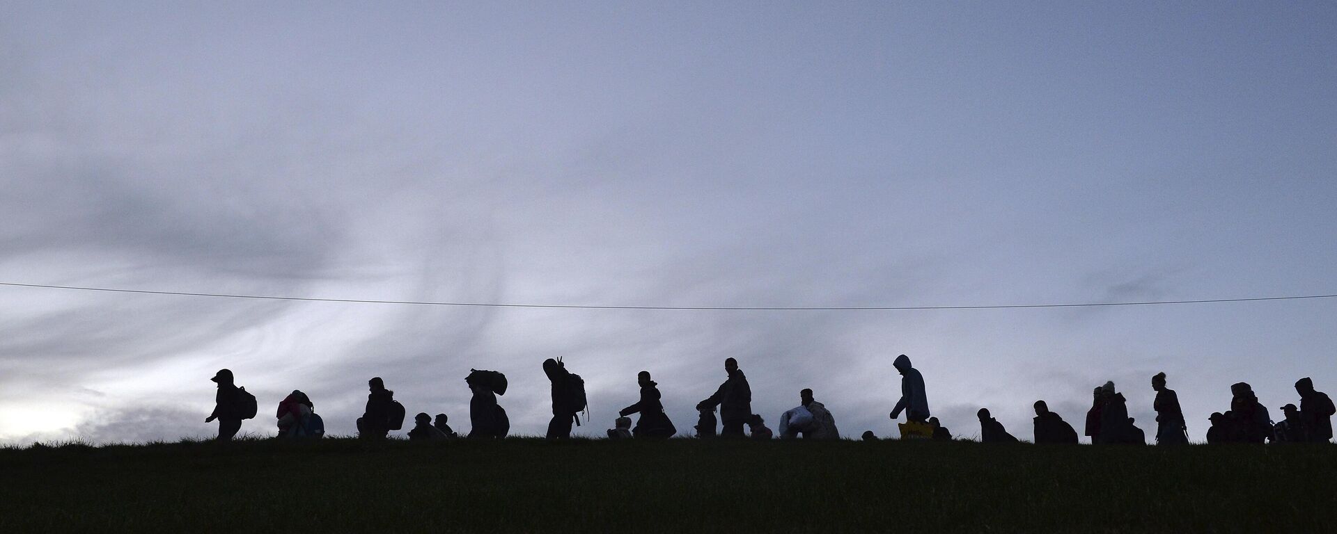  German federal police officers guide a group of migrants on their way after crossing the border between Austria and Germany in Wegscheid near Passau, Germany.  - Sputnik International, 1920, 14.11.2025