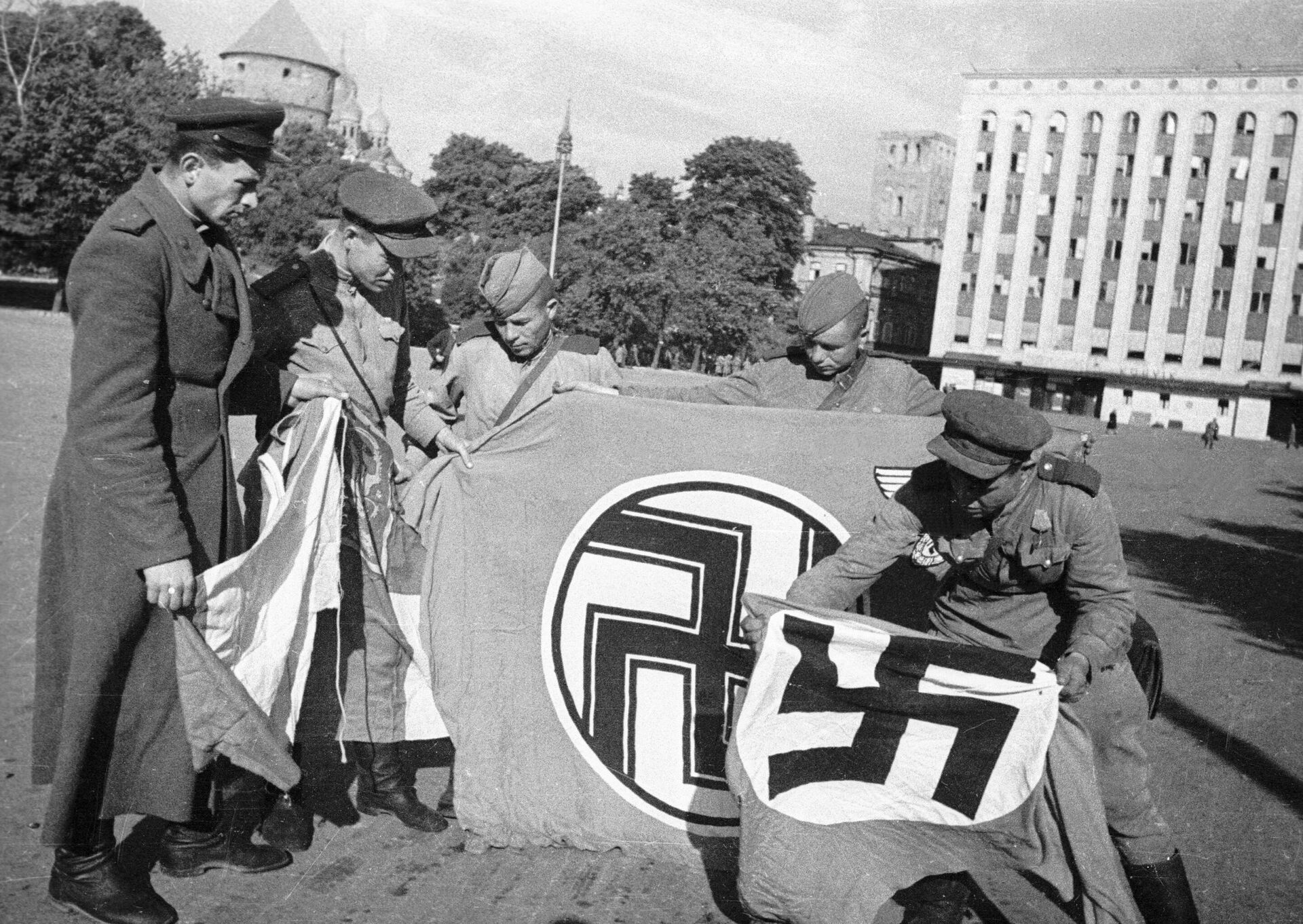 The Great Patriotic War of 1941-1945. The Tallinn Operation of 1944, conducted from September 17 to 26 with the aim of defeating the enemy on Estonian territory and liberating Tallinn. Soviet soldiers examine a captured banner of one of the Nazi units. - Sputnik International, 1920, 22.09.2024