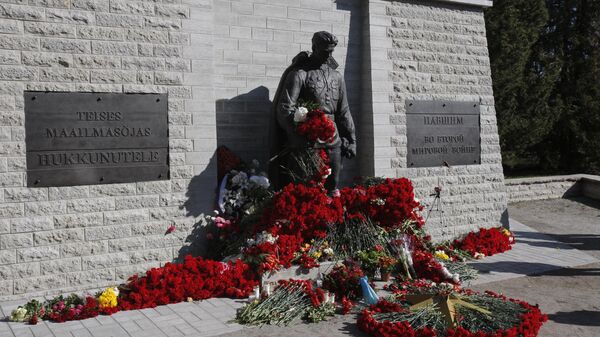 The Bronze Soldier of Tallinn monument is seen during the Victory Day celebrations, marking the the 76th anniversary of the victory over Nazi Germany in World War Two, in Tallin, Estonia.  - Sputnik International