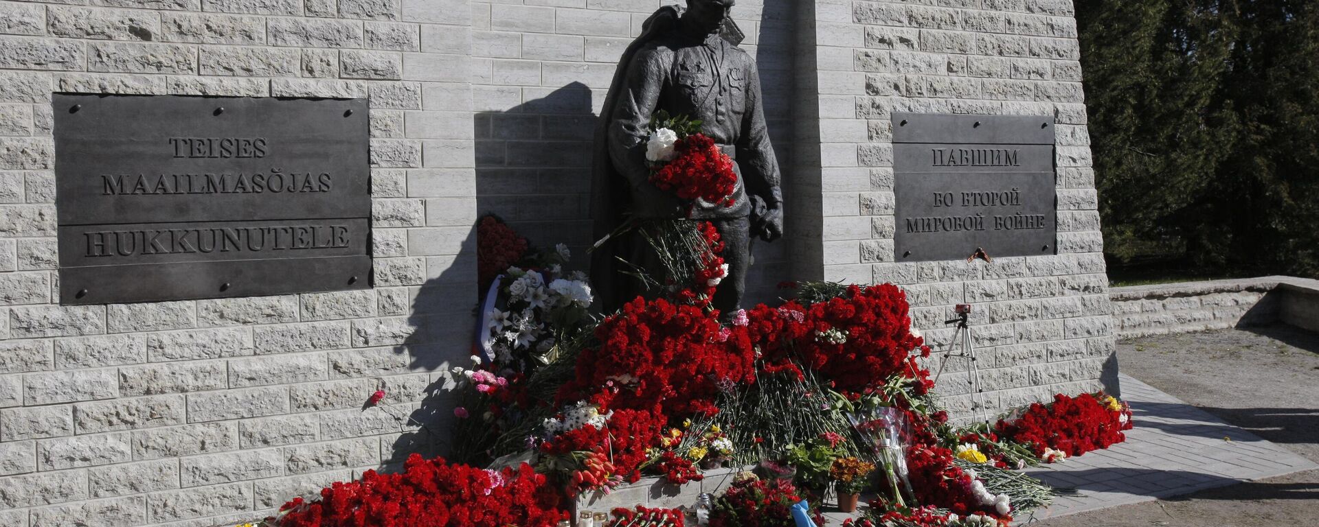 The Bronze Soldier of Tallinn monument is seen during the Victory Day celebrations, marking the the 76th anniversary of the victory over Nazi Germany in World War Two, in Tallin, Estonia.  - Sputnik International, 1920, 22.09.2024