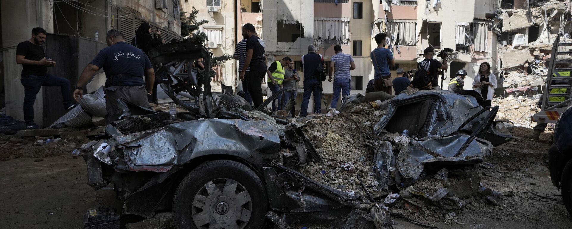 Emergency workers clear the rubble at the site of Friday's Israeli strike in Beirut's southern suburb, Sunday, Sept. 22, 2024. - Sputnik International, 1920, 22.09.2024