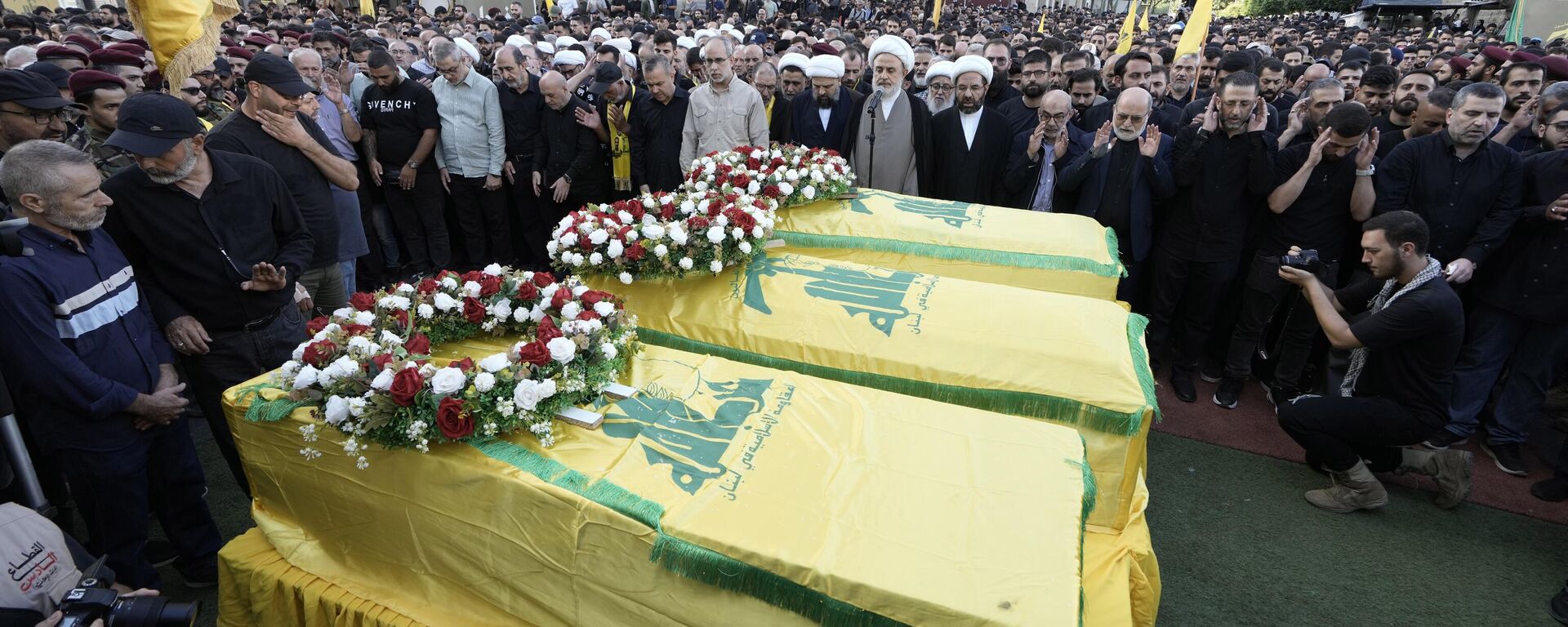 People attend the funeral of Hezbollah fighters who were killed in Friday's Israeli strike in the southern suburb of Beirut, Lebanon, Saturday, Sept. 21, 2024.  - Sputnik International, 1920, 22.09.2024