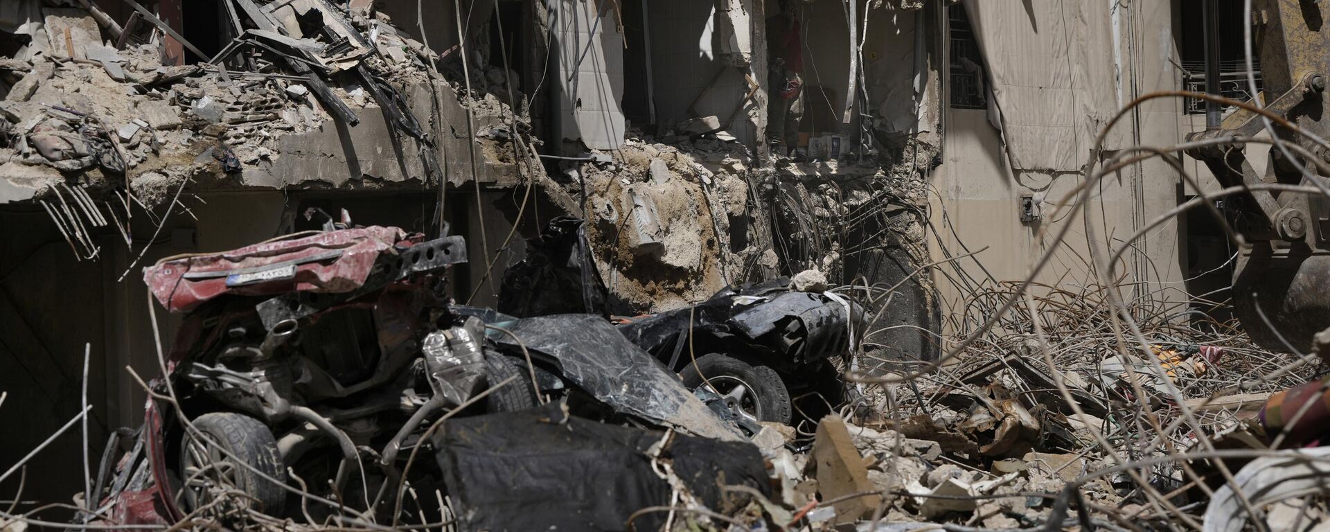 An emergency worker speaks on the phone during rescue efforts at the site of Friday's Israeli strike in Beirut's southern suburb, Sunday, Sept. 22, 2024 - Sputnik International, 1920, 25.09.2024