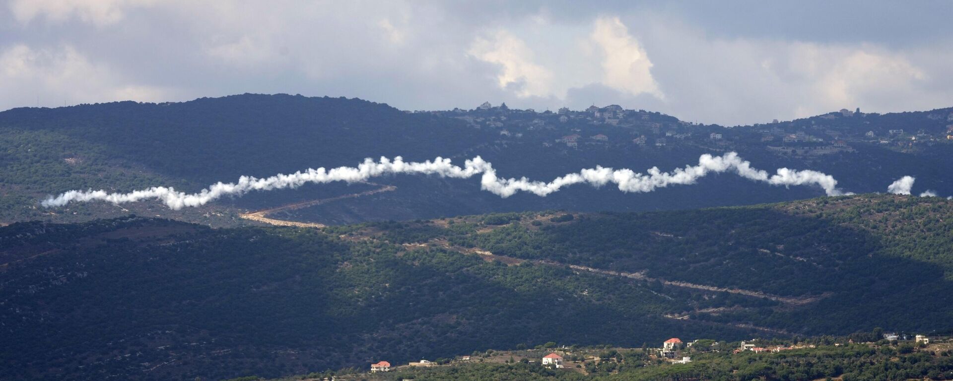 The smoke trail from a Hezbollah rocket, seen from the southern Lebanese town of Marjayoun, Saturday, Sept. 21, 2024. - Sputnik International, 1920, 27.09.2024