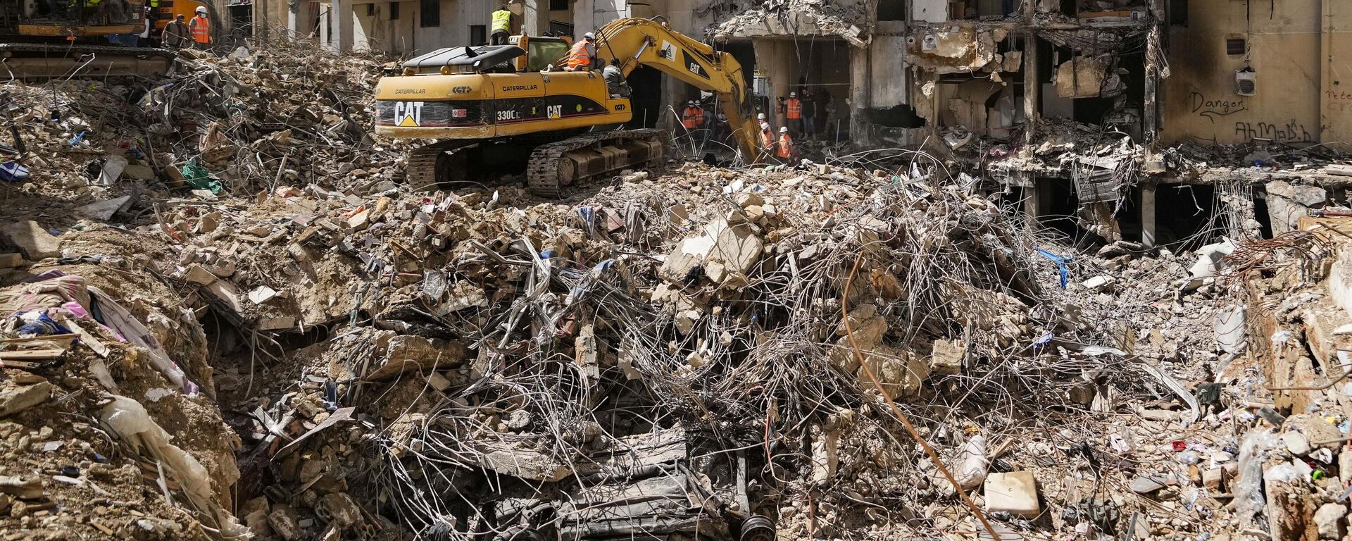 Rescuers sift through the rubble as they search for people still missing at the site of Friday's Israeli strike in Beirut's southern suburbs, Monday, Sept. 23, 2024 - Sputnik International, 1920, 27.09.2024