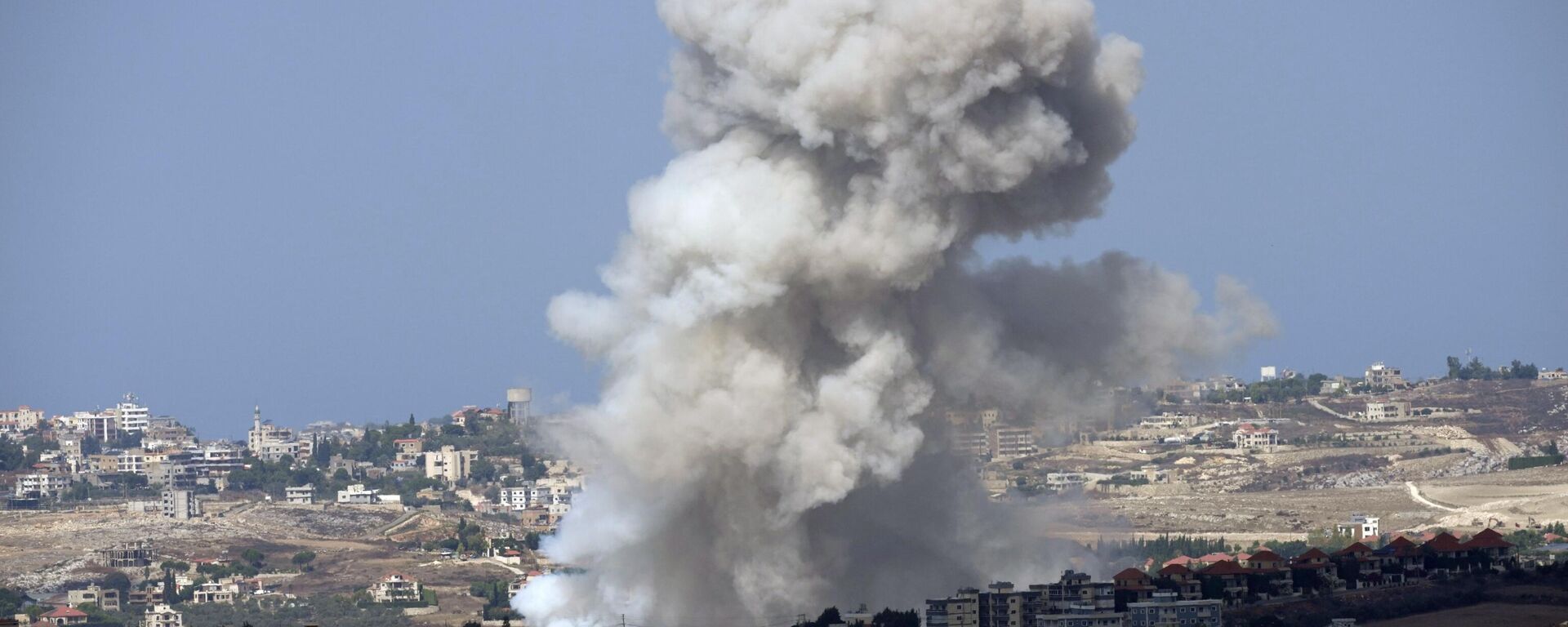 Smoke rises from Israeli shelling on villages in the Nabatiyeh district, seen from the southern town of Marjayoun, Lebanon, Monday, Sept. 23, 2024 - Sputnik International, 1920, 04.10.2024