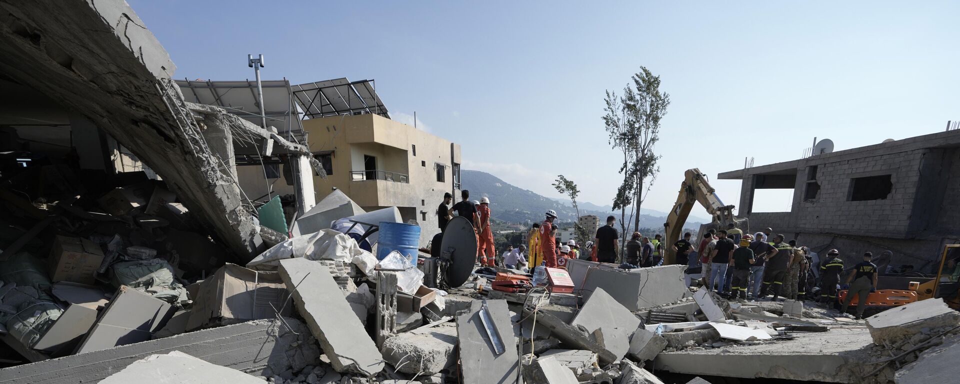 Emergency workers arrive at the scene of an Israeli airstrike in the town of Maisara, north of Beirut, Wednesday, Sept. 25, 2024.  - Sputnik International, 1920, 26.09.2024