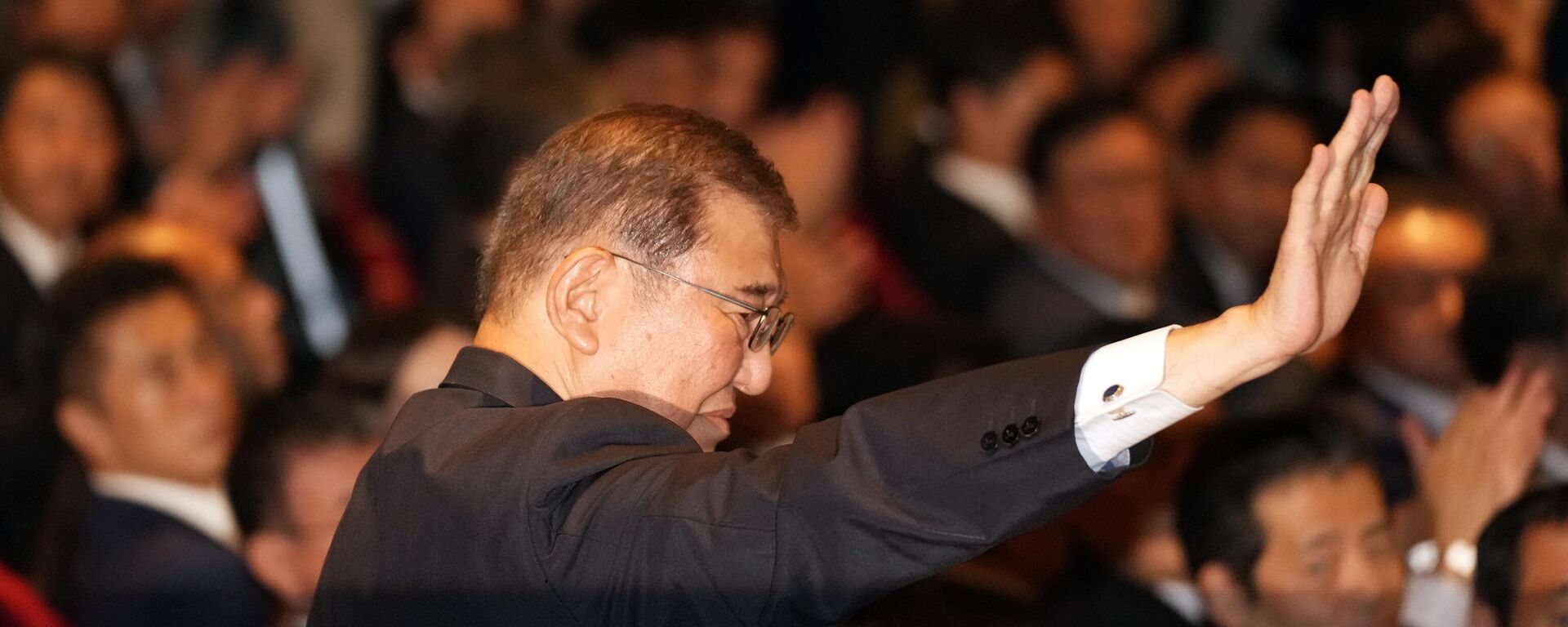 Shigeru Ishiba acknowledges after he was elected as new head of Japan's ruling party at the Liberal Democratic Party's (LDP) leadership election Friday, Sept. 27, 2024, at the party headquarters in Tokyo - Sputnik International, 1920, 27.09.2024