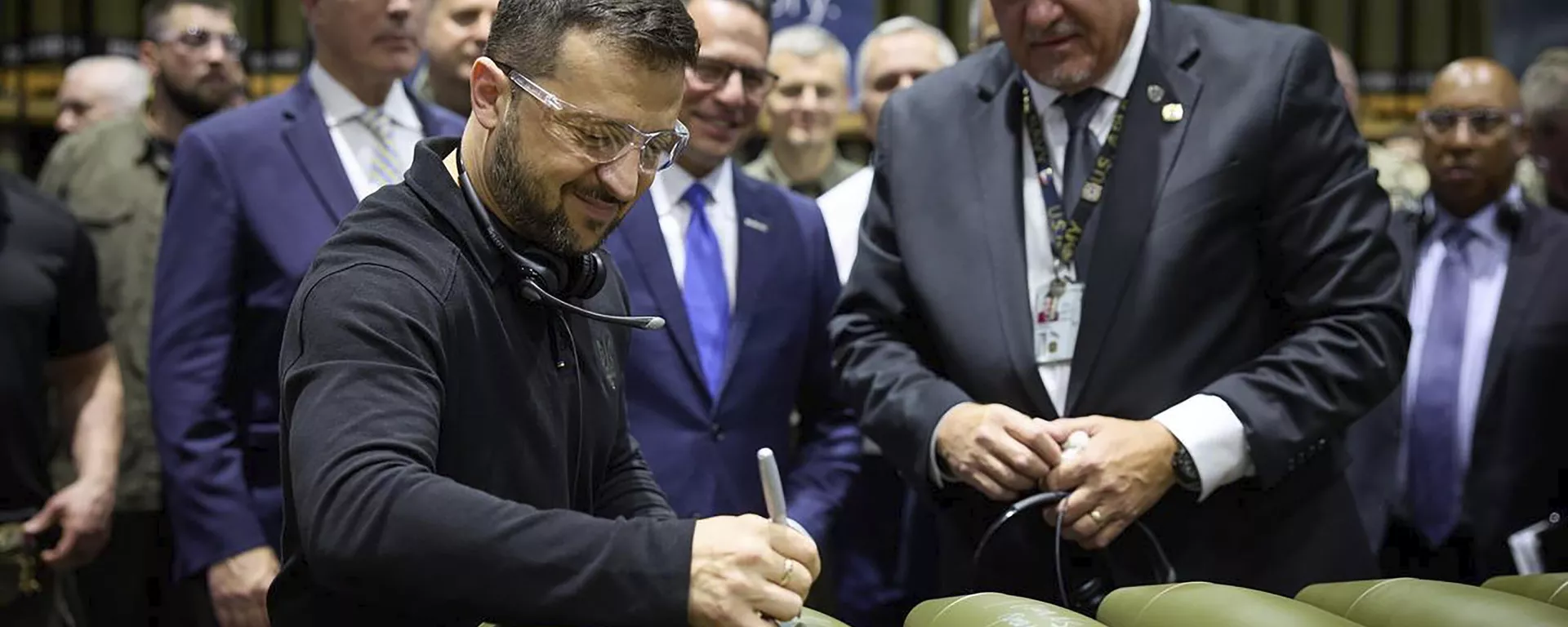 In this image provided by the Office of the Ukrainian Presidency, Ukrainian President Volodymyr Zelenskyy, left, is watched by Rich Hansen, the commander's representative for the Scranton Army Ammunition Plant, while signing military ordnance in Scranton, Pa., Sunday, Sept. 22, 2024. - Sputnik International, 1920, 27.09.2024